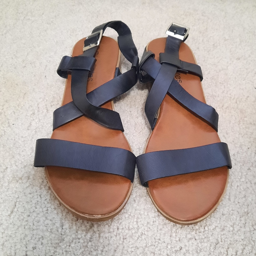 Bluenotes size 10 black faux leather strappy heeled sandals